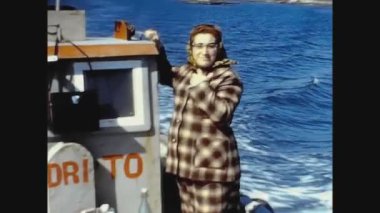 LA CORUNA, İspanya Mayıs 1974: İnsanlar 70 'lerde küçük bir tekneyle seyahat ederler
