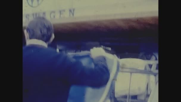 Alava Spanje Mei 1974 Mensen Laden Bagage Auto Jaren — Stockvideo