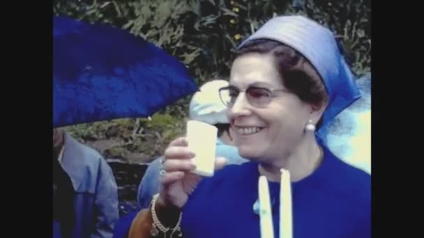 1974年 昭和49年 11月ポルトガル ファティマへの巡礼者は70年代に聖水を飲む — ストック動画