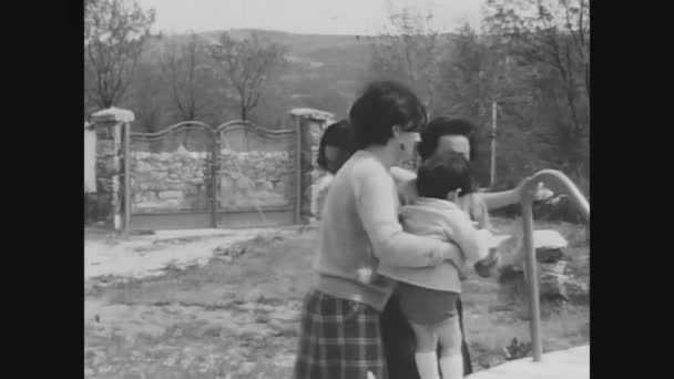 Pobes Span 1973 Lerdeki Insanlarla Bahçede Aile Anıları — Stok video