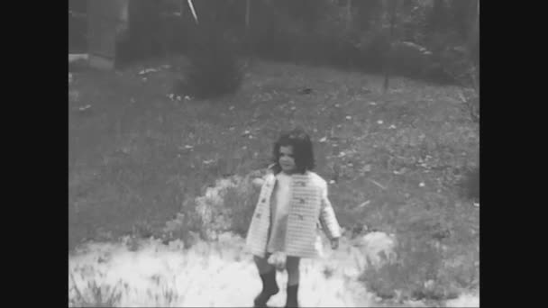 Pobes Span 1973 Küçük Kız Lerde Çamur Birikintilerinde Atlayarak Bahçede — Stok video