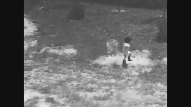 Pobes Španělsko Březen 1973 Dívka Hraje Zahradě Skákáním Bahnitých Kalužích — Stock video