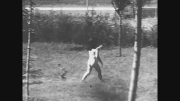 Pobes Hiszpania 1973 Mała Dziewczynka Bawi Się Ogrodzie Latach Tych — Wideo stockowe