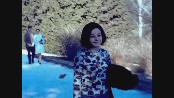 Valencia España Junio 1976 Chica Sonriente Paseando Por Parque Los — Vídeos de Stock