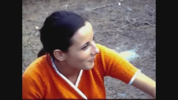 Valencia Spanya Haziran 1976 Lerde Gülümseyen Kız Portresi — Stok video