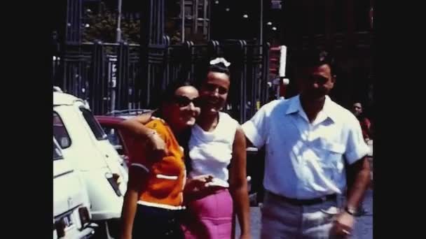 バレンシア スペイン1976年6月 70年代に街を歩く家族の瞬間 — ストック動画