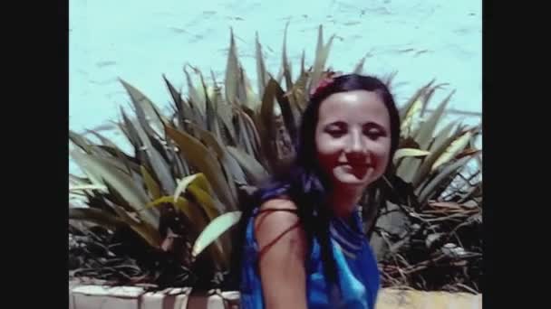 Valencia España Junio 1976 Joven Niña Sonriente Familia Recuerdos Jardín — Vídeo de stock