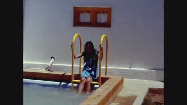 Valencia Spanya Haziran 1976 Havuzda Gülümseyen Genç Kız Aile Anıları — Stok video