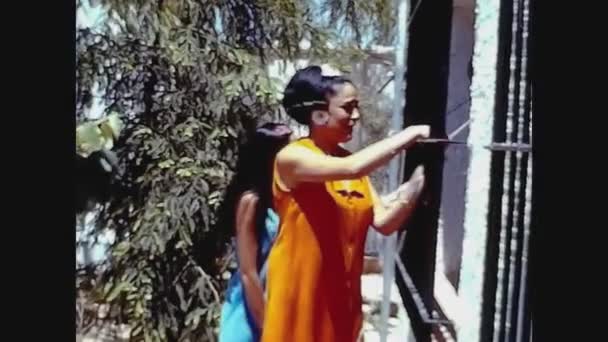 Valencia Spanien Juni 1976 Ung Leende Flicka Familj Minnen Trädgård — Stockvideo