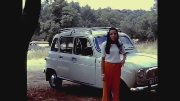 Valencia Spanyolország 1976 Június Fiatal Mosolygós Lány Dohányzik Portré Években — Stock videók
