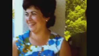 Castellon, İspanya 1981: 80 'lerde tatilde olan mutlu insanlar grubu