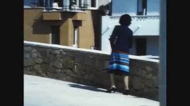 BEGUR, İspanya Nisan 1978: 70 'lerde sokaktaki yaşlı zarif insanlar grubu