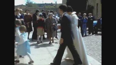 TOLEDO, İSPAN Kasım 1973: 70 'lerde kilisenin dışındaki düğün sahnesi