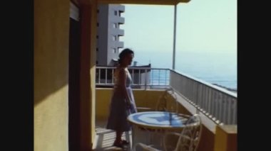GANDIA, İspanya Haziran 1976: Terasta insanlar