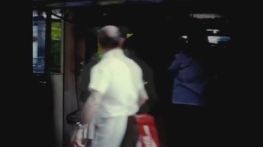 VALENCIA, İspanya Mayıs 1975: Üniformalı çocuklar 70 'li yıllarda okuldan çıkarlar