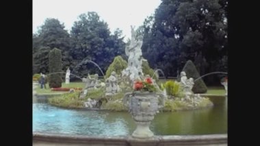 WEIKERSHEIM, GERMANY 22 HAZİRAN 1977 Weikersheim Caddesi ve 70 'lerde bina manzarası