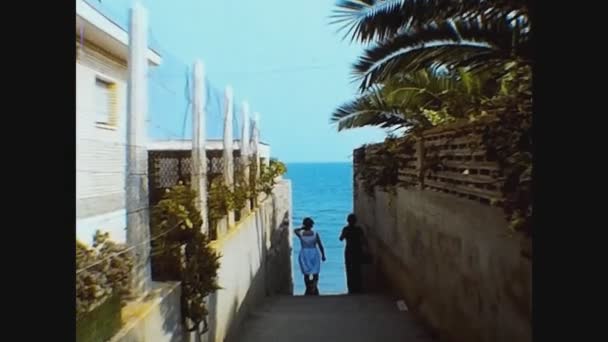 Castellon Ισπανια Αυγουστοσ 1981 Άνθρωποι Πηγαίνουν Στην Παραλία Στην Ισπανία — Αρχείο Βίντεο