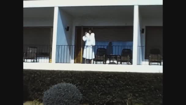 Begur España Abril 1978 Mujer Albornoz Terraza Del Resort Los — Vídeos de Stock