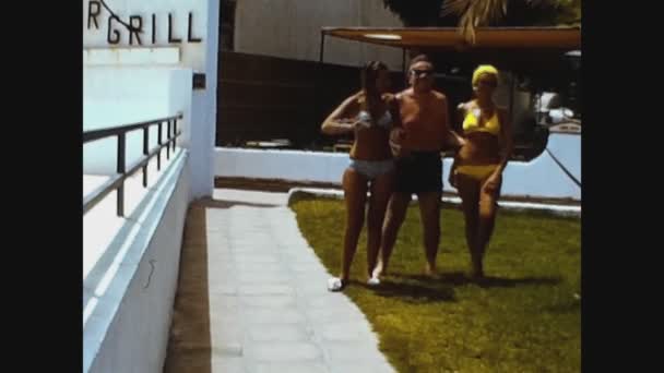 Valencia Spanje Juli 1970 Vrouw Zonnebaden Het Gazon Jaren — Stockvideo