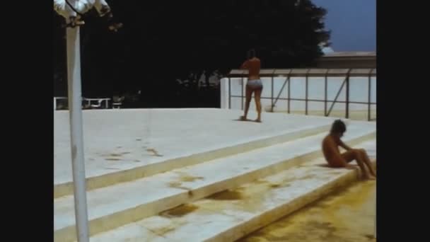 バレンシア スペイン1970年7月 子供たちが70年代にプールで遊ぶ — ストック動画