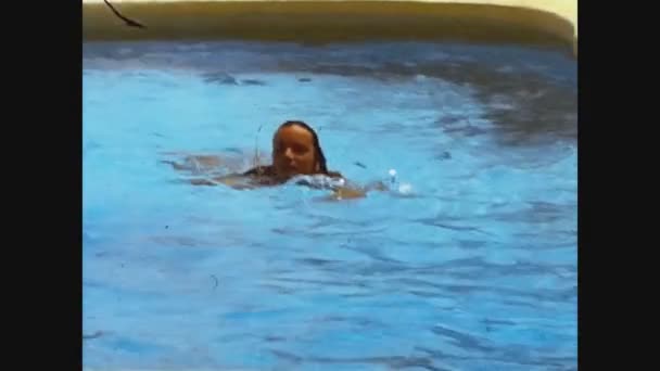 Valencia Spain July 1970 Girl Swim Pool — 图库视频影像