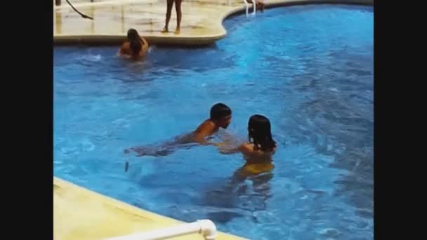 Valencia Spanien Juli 1970 Barn Spelar Poolen Talet — Stockvideo