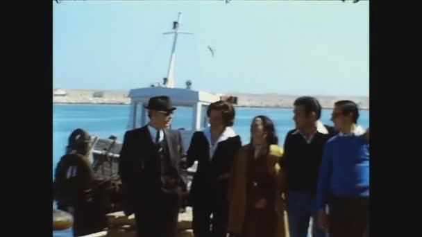 Gandie Španělsko 1976 Skupina Lidí Projíždějících Přístav Letech — Stock video