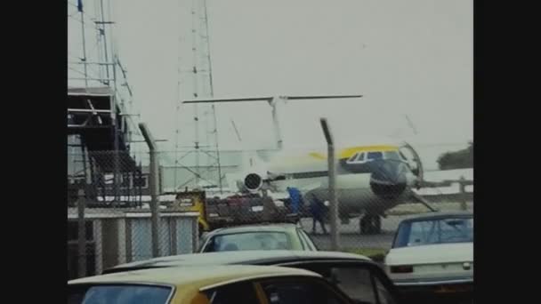 1974年 昭和49年 9月スペイン バレンシア 70年代に空港整備中の飛行機 — ストック動画