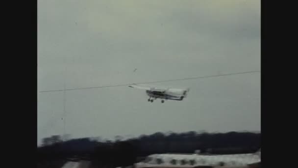 Valencia Espanha Setembro 1974 Avião Pequeno Porte Aterrissando Aeroporto Nos — Vídeo de Stock