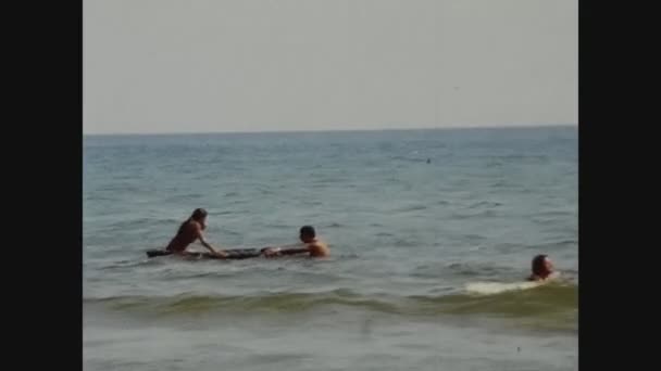 Valencia Espagne Septembre 1974 Les Gens Baignent Dans Mer Dans — Video
