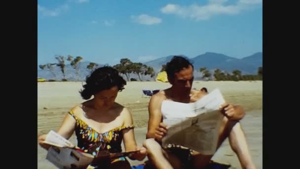 Valencia Spain September 1974 Seorang Wanita Membaca Koran Pantai Pada — Stok Video