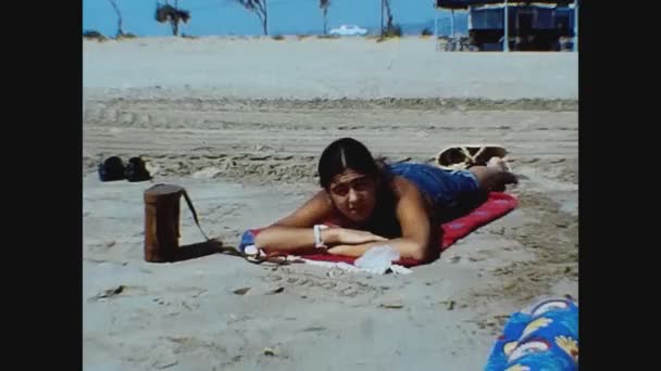 Valencia Espanha Setembro 1974 Menina Deitada Praia Está Descansando Nos — Vídeo de Stock
