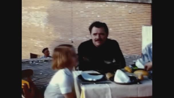 Valencia Spanien Mai 1975 Familie Beim Mittagessen Der Stadt Der — Stockvideo