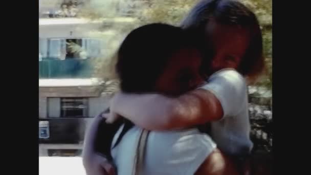 1975年5月 70年代 妈妈和小女孩互相拥抱 很可爱 — 图库视频影像