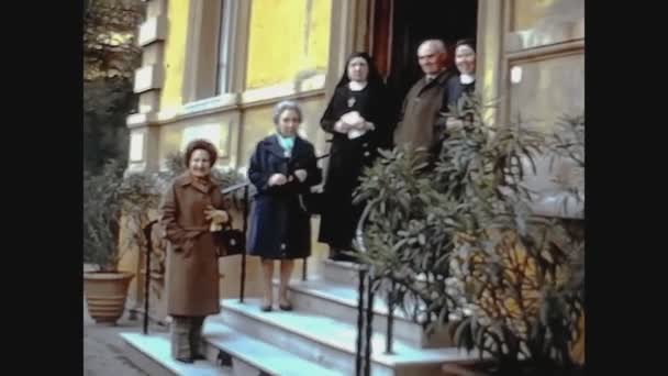 Rom Italien Juni 1975 Nonnen Gesellschaft Der Gläubigen Außerhalb Des — Stockvideo