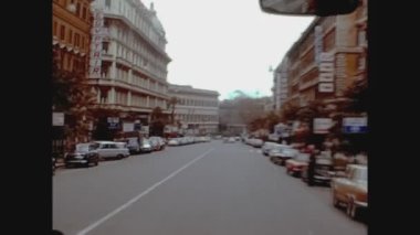 ROME, ITALY HAZİRAN 1975: 70 'lerde trafikte Roma sokaklarında seyahat