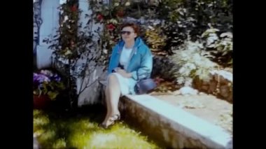 NAPLES, ITALY HAZİRAN 1964: 60 'larda Napoli' deki çiçek sokağı