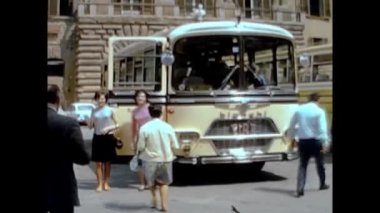ROME, ITALY 27 MAYIS 19 MAYIS 1964: 60 'larda Roma caddesinde halk otobüsü