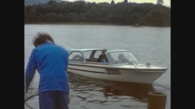 GÖLLÜ KURTU, BİRLİK KINGDOM MAYIS 1967: 60 'larda motorlu tekne limandan ayrılıyor