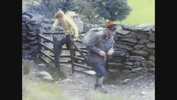 Helvellyn Velká Británie Srpen 1962 Group Boys Uphill Helvellyn Mountain — Stock video