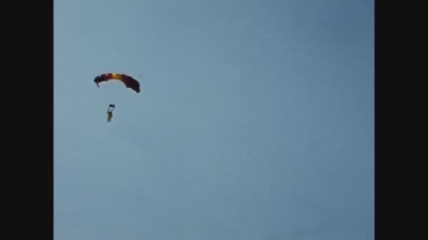 London United Kingdom June 1977 Man Goes Parachute — Stockvideo