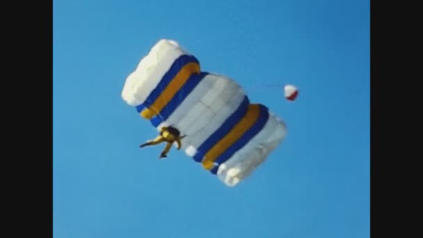 London United Kingdom June 1977 Man Goes Parachute — Stockvideo