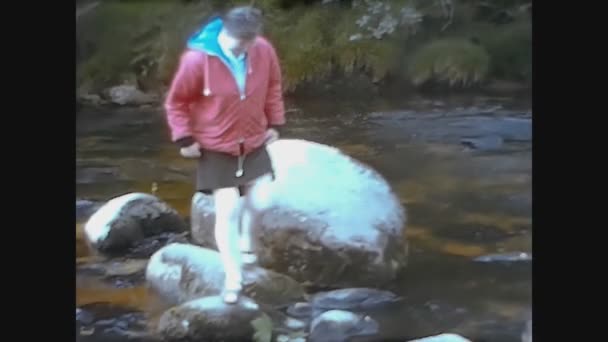 Dartmouth Reino Unido 1967 Mujer Cruza Pequeño Río Con Piedras — Vídeo de stock