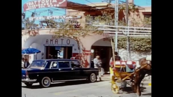Наплес Италия Июня 1964 Роскошный Автомобиль Ресторана Капри Уличная Сцена — стоковое видео