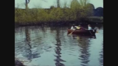 BİRLİK KINGDOM 1965: 60 'larda göldeki kayıkta çocuklar