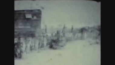 SCOTLAND, BİRLİK KINGDOM 1968 ARALIK: 60 'larda pencerenin dışında kar yağıyor