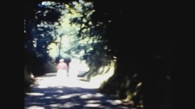 SUSSEX, BİRLİK KINGDOM MAYIS 1969: 60 'larda kadınlar ormanda yürür