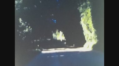 SUSSEX, BİRLİK KINGDOM MAYIS 1969: 60 'larda İngiliz kırsal yollarına sürücü bakış açısı