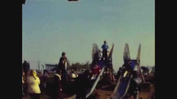 1965年 昭和40年 60年代の子供遊園地の滑り台 — ストック動画
