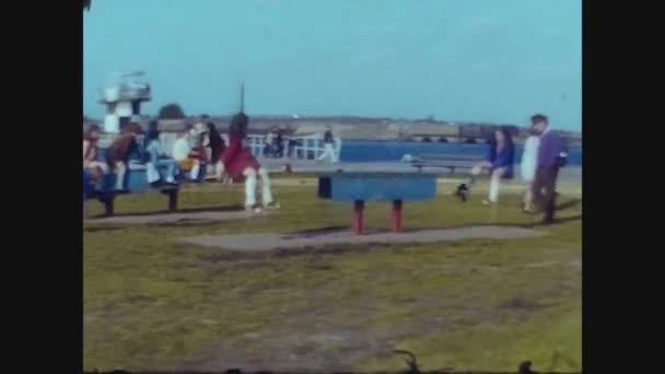 Ηνωμενο Βασιλειο Ιουνιοσ 1965 Παιδιά Παίζουν Παιχνίδια Πάρκο Στη Δεκαετία — Αρχείο Βίντεο